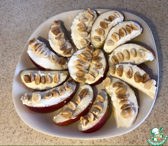 Яблочный перекус с сыром и арахисом