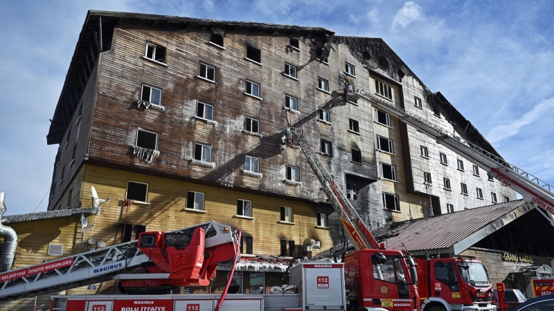 Турецкие СМИ назвали причину пожара в отеле на курорте